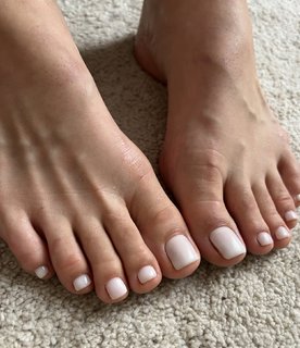 Emma Lovett feet photo thumbnail