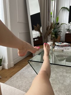 Emma Lovett feet photo thumbnail