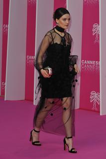 Emma Mackey feet photo thumbnail