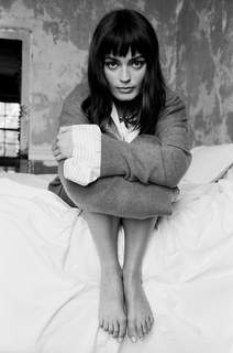 Emma Mackey feet photo thumbnail