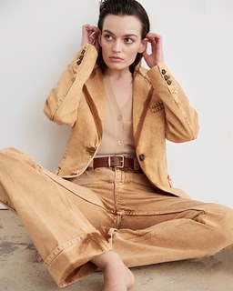 Emma Mackey feet photo thumbnail