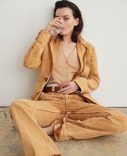 Emma Mackey feet photo thumbnail