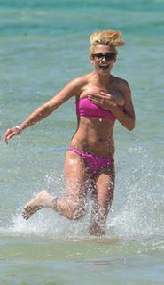 Emma Marrone feet photo thumbnail