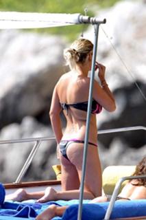 Emma Marrone feet photo thumbnail