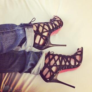 Emma Marrone feet photo thumbnail