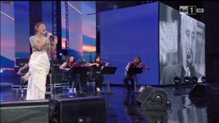 Emma Marrone feet photo thumbnail
