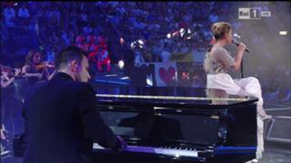 Emma Marrone feet photo thumbnail