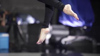 Emma Marrone feet photo thumbnail