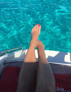 Emma Marrone feet photo thumbnail