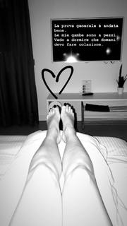 Emma Marrone feet photo thumbnail