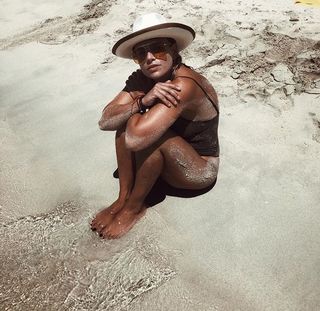 Emma Marrone feet photo thumbnail