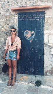 Emma Marrone feet photo thumbnail