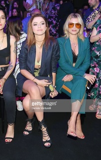 Emma Marrone feet photo thumbnail