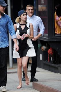 Emma Roberts feet photo thumbnail