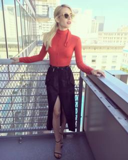 Emma Roberts feet photo thumbnail