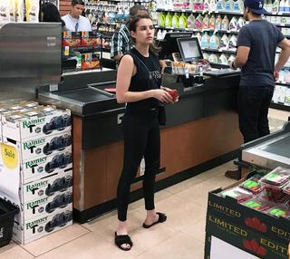 Emma Roberts feet photo thumbnail