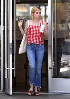 Emma Roberts feet photo thumbnail