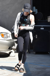 Emma Roberts feet photo thumbnail