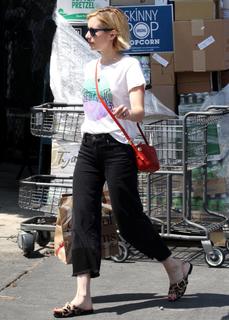 Emma Roberts feet photo thumbnail