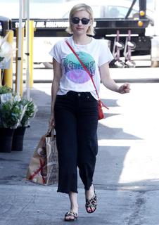 Emma Roberts feet photo thumbnail