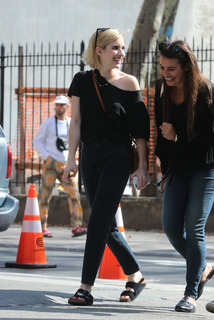 Emma Roberts feet photo thumbnail