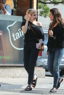 Emma Roberts feet photo thumbnail