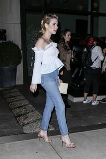 Emma Roberts feet photo thumbnail