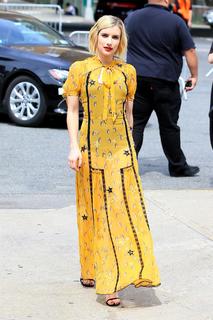 Emma Roberts feet photo thumbnail