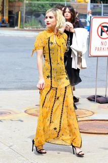 Emma Roberts feet photo thumbnail