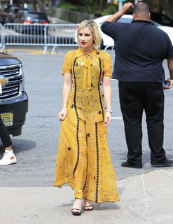 Emma Roberts feet photo thumbnail