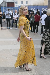 Emma Roberts feet photo thumbnail