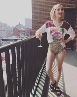Emma Roberts feet photo thumbnail