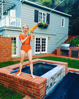 Emma Roberts feet photo thumbnail
