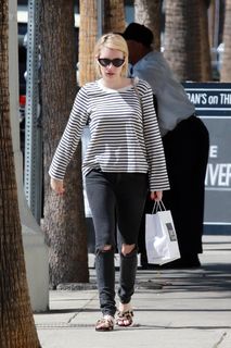 Emma Roberts feet photo thumbnail