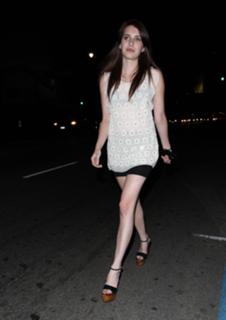 Emma Roberts feet photo thumbnail
