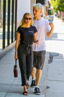 Emma Roberts feet photo thumbnail