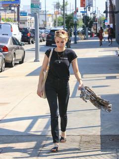 Emma Roberts feet photo thumbnail