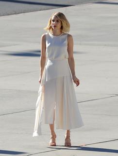 Emma Roberts feet photo thumbnail
