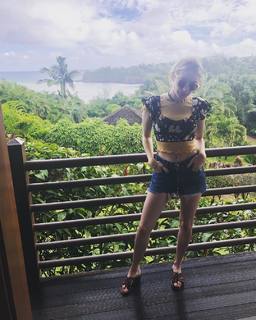 Emma Roberts feet photo thumbnail