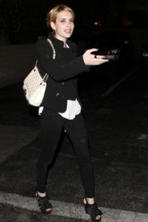 Emma Roberts feet photo thumbnail
