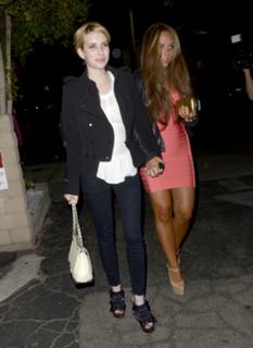 Emma Roberts feet photo thumbnail