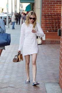 Emma Roberts feet photo thumbnail