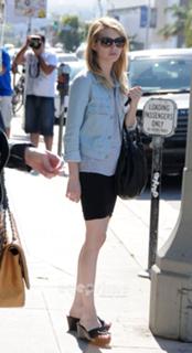 Emma Roberts feet photo thumbnail