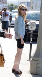 Emma Roberts feet photo thumbnail