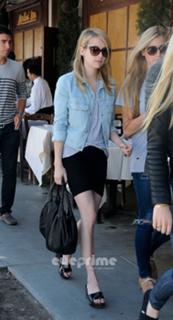 Emma Roberts feet photo thumbnail