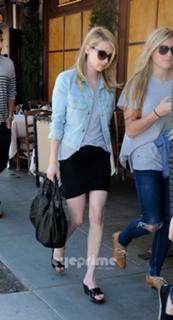 Emma Roberts feet photo thumbnail