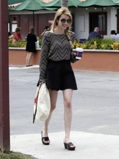 Emma Roberts feet photo thumbnail