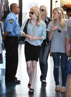 Emma Roberts feet photo thumbnail
