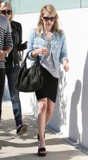 Emma Roberts feet photo thumbnail