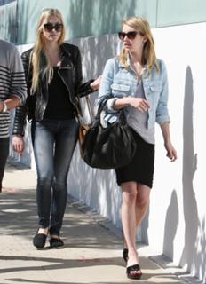 Emma Roberts feet photo thumbnail